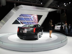 La Cadillac ELR jouissait également d'une belle visibilité au salon de l'auto. Une présentatrice appuyé par une présentation multimédia  vantait les qualités de la nouvelle voiture.