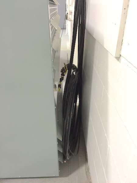 On peut constater que les câbles du transformeur ne sont PAS raccordés au réseau d'Hydro-Québec.