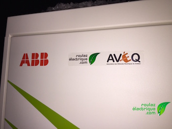 Réseau AZRA affiche fièrement les logos de Roulez Électrique et de l'AVEQ sur toutes ses bornes.  Un gros merci!