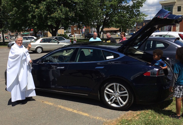 Père Casaubon lors d'une séance de bénédiction de voitures électriques!