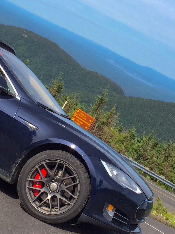Tesla avec Pirelli P7 du haut du Mont Mégantic! :-)