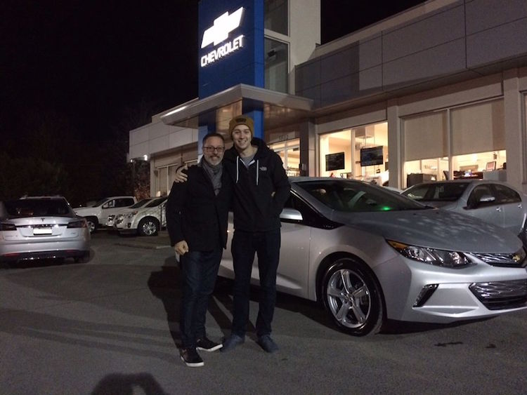 Serge et Nicolas Beauchemin devant la rutilante VOLT 2016! P.S.: On peut apercevoir la Tesla S du papa non loin de là! :-)