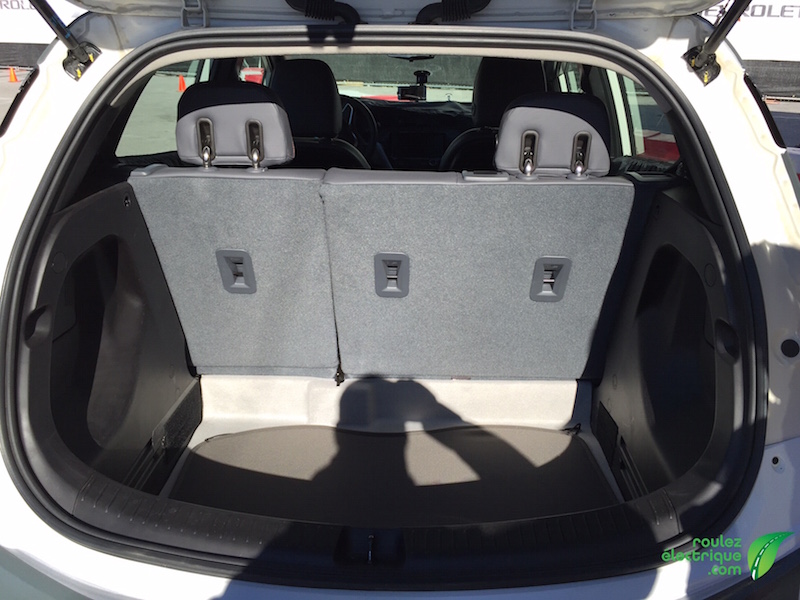 Le coffre de la BOLT est très spacieux, même avec les sièges arrières levés!