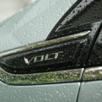 Logo Chevrolet Volt sous la pluie