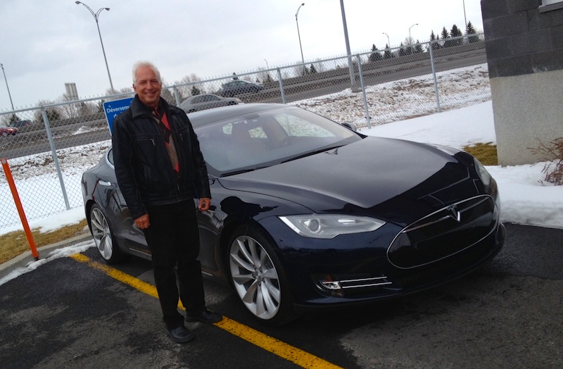 Un heureux propriétaire d’une Tesla Modèle S bleu nuit!