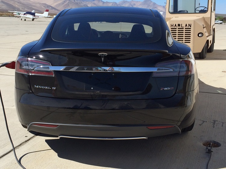 La lettre « D » aperçue sur une Tesla en Californie!