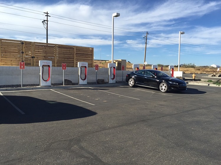 Plus de stalles de Supercharger Tesla que de bornes de recharge CHAdeMO