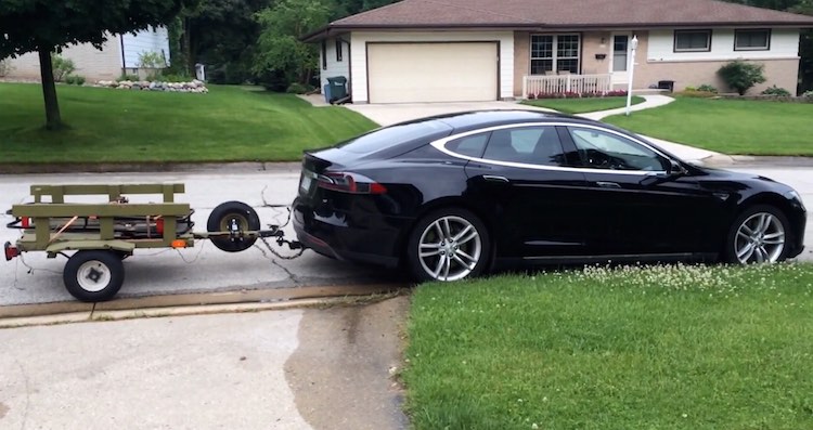 Attache-remorque sur une Tesla S : À VOS RISQUES ET PÉRILS!