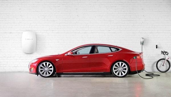 Bientôt : la fameuse batterie Powerwall de Tesla chez Roulez Électrique