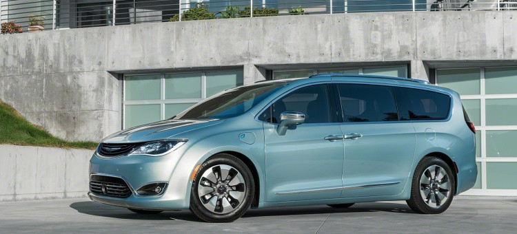 La Chrysler Pacifica hybride rechargeable : fabriquée en Ontario
