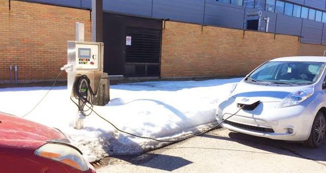 Communiqué : Une borne de recharge de véhicules électriques alimentée… par le soleil!