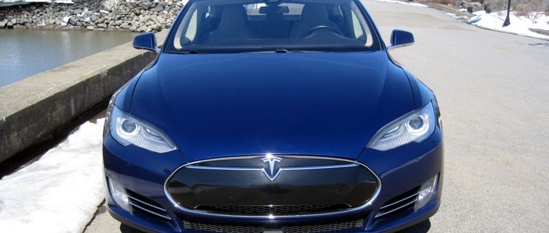 Le pour et le contre de la Tesla S – Expériences & analyse